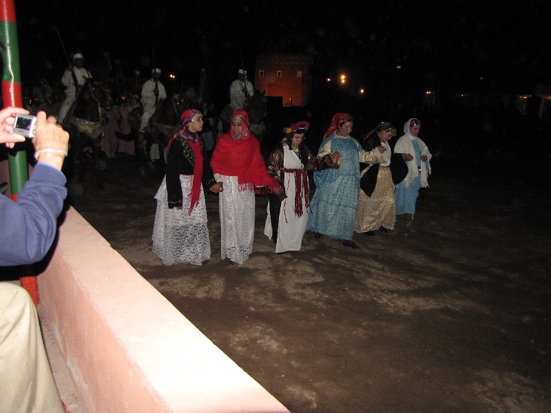 170312_chez ali marrakech parade.jpg - Aan het einde van de show volgt nog een parade van de deelnemers.